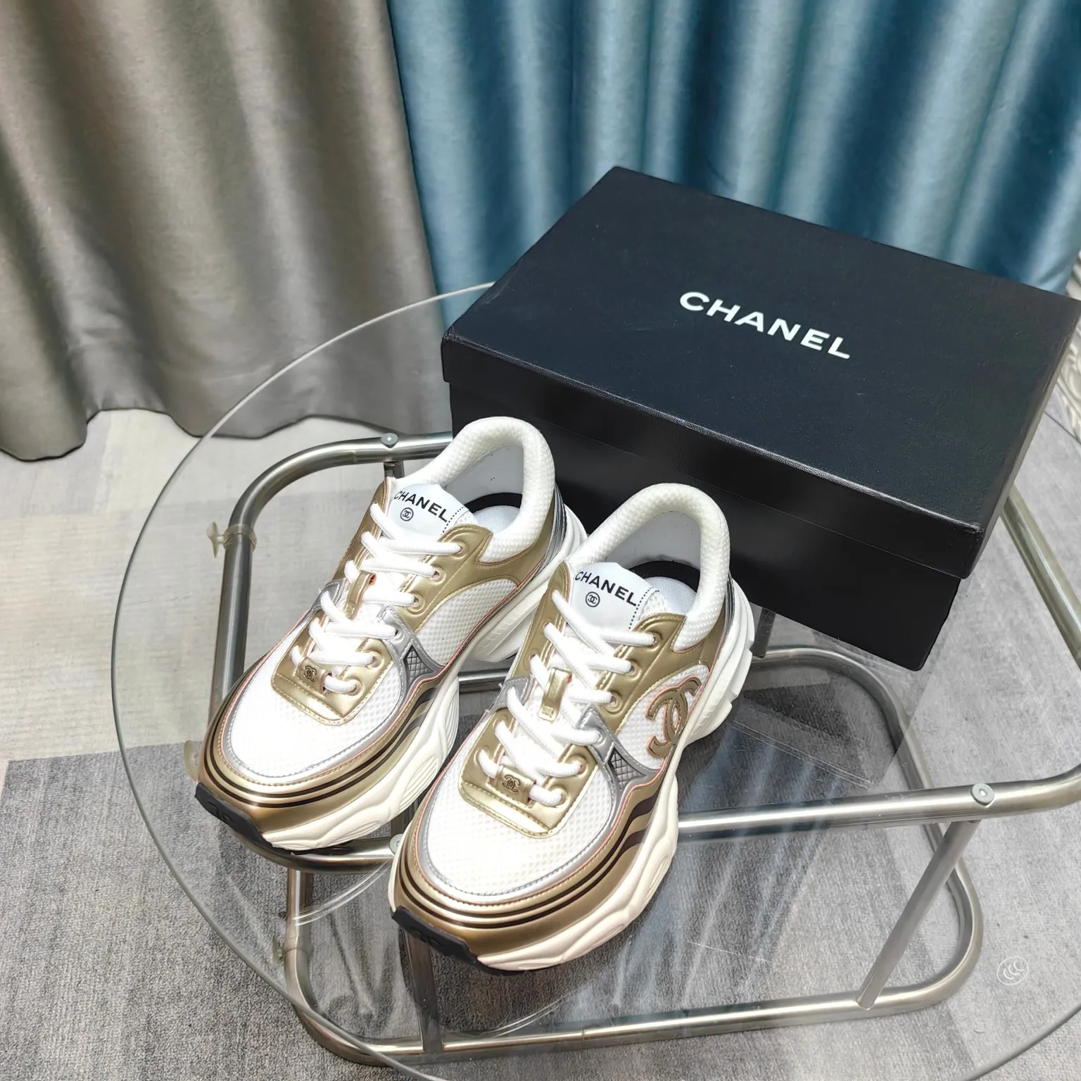 p680🐮🐮Chanel Chanel dad shoes, men and women couples - 2025 counter top casual sports shoes This classic design; the upper is electro-embroidered with a variety of techniques; the outsole is fashionable and sporty; it is unusual to incorporate a variety of color matching elements... The diversified mix and match is very beautiful and versatile, casual, fashionable, sports and outdoor can be taken into account... ꫛꫀꪝ Go➫ Material: ❶Upper is made of: Original imported first-layer silk cowhide + original waterproof cloth + original first-layer cowhide ❷Inner lining: original sheep lining + mesh ❸Outsole based on: original TPU combination outsole Special counter boutique packaging complete set for women 35–41